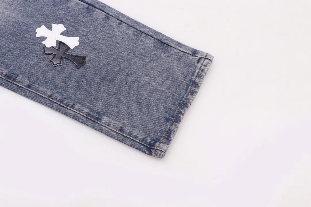 P250 style number: H432 Chrome Hearts CH Chrome Hearts heavy industry damaged ripped high street jeans exude uninhibited personality and unique charm. Every wear and tear is carefully designed to present a unique artistic feel. Made of imported denim fabric, which has undergone heavy industrial washing and destruction treatment, the trousers show a super cool effect on the upper body, allowing you to dominate the fashion stage.  This is more than just a pair of jeans, it is an expression of attitude. With its unique design concept and ultimate pursuit of details, Croxin breaks traditional boundaries and defines the jeans trend in the new era. The trousers are made of double-layer woven fabric and matched with customized hardware, showing an incomparably beautiful and unique style, making every wearer the focus of fashion. Imported denim fabric, super heavy-duty washed and damaged, the upper body is super cool! Customized hardware, incomparably good-looking model. The production process is difficult. It has a high-street feel. Color: blue Size: S M L XL XXL